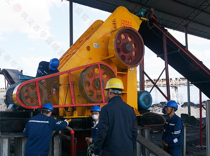  大型煤廠用什么類型煤矸石粉碎機(jī)好？